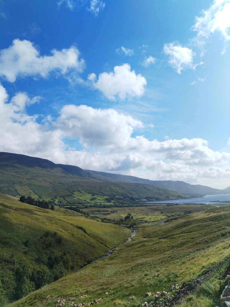 Panorama mozzafiato lungo il Lough Inagh, lago Connemara