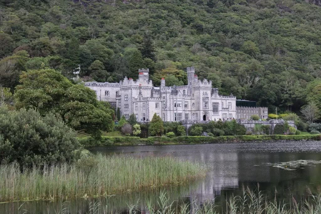 L'Abbazia di "Kylemore Abbey" imponente castello in stile neogotico, Connemara
