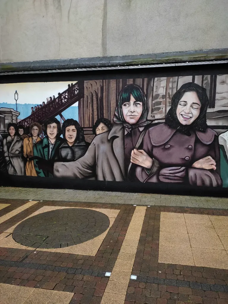 Murale Factory Girls a Derry, si trova all'interno del Craft Village