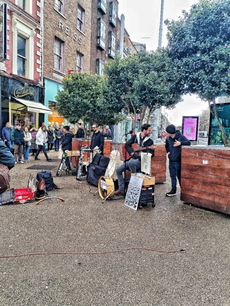 La band Keywest live a Dublino musica di strada