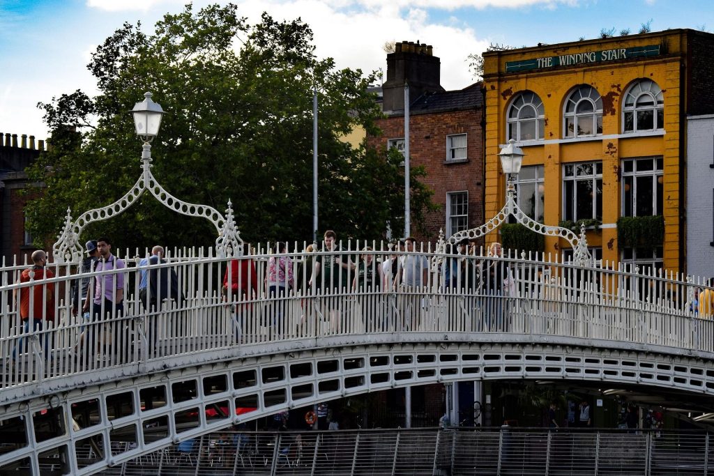 Ha'Penny Bridge ponte sul fiume Liffey Dublino