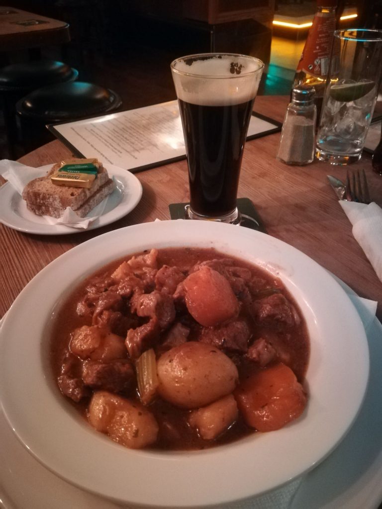 Stufato irlandese Irish Stew con pinta di Guinnes