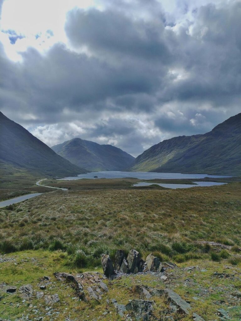 Il Doo Lough è un suggestivo lago d'acqua dolce situato nella contea di Mayo, in Irlanda,
