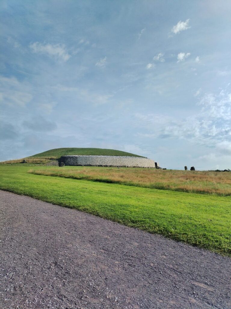 Newgrange è un monumentale sito archeologico neolitico in Irlanda, situato nella valle del Boyne