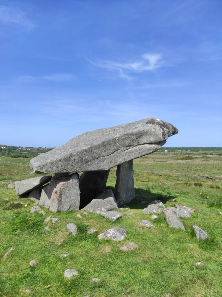 Il Dolmen di Kilclooney è un monumento neolitico risalente al periodo tra il 4000 e il 3000 a. C. , situato tra Ardara e Portnoo nella contea di Donegal