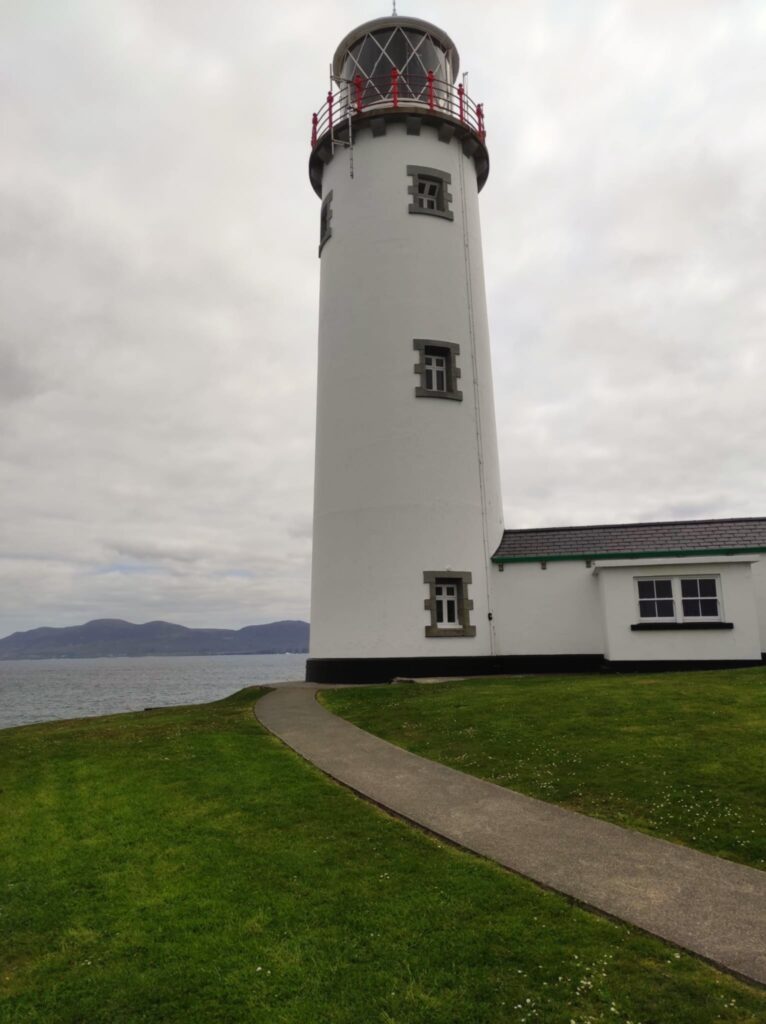 Il faro di Fanad Head, uno dei fari più belli del mondo, si trova all'interno della Gaeltacht del Donegal nella selvaggia penisola di Fanad, Irlanda