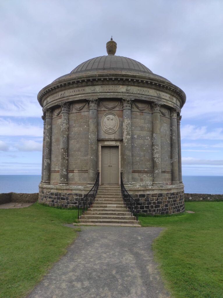 Il Mussenden Temple in inglese è un piccolo monumento a pianta circolare situato nella tenuta di Downhill, nella contea nordirlandese di Londonderry