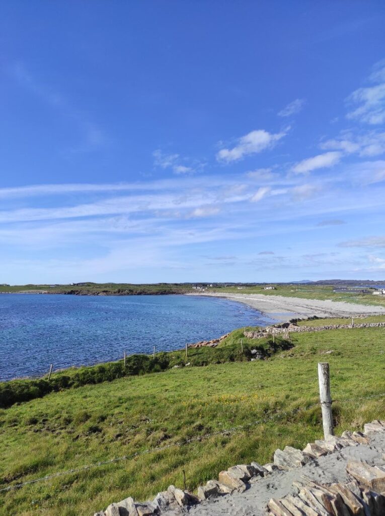 Spiaggia di Maghery,situata nella contea di Donegal in Irlanda vicino a Dungloe, è una tranquilla baia sabbiosa famosa per le sue acque calme, ideali per il nuoto. Offre viste panoramiche sull'isola di Arranmore
