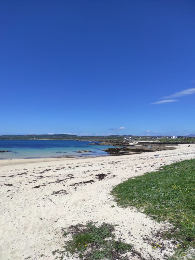 La Baia di Mannin (Mannin Bay) è una suggestiva insenatura situata nel Connemara, vicino a Clifden, nella contea di Galway, Irlanda. È nota per le sue spiagge di sabbia bianca, composte in parte da alghe coralline, e acque turchesi, rappresentando una tappa della Wild Atlantic Way. Viene spesso definita come Mannin Bay Blueway