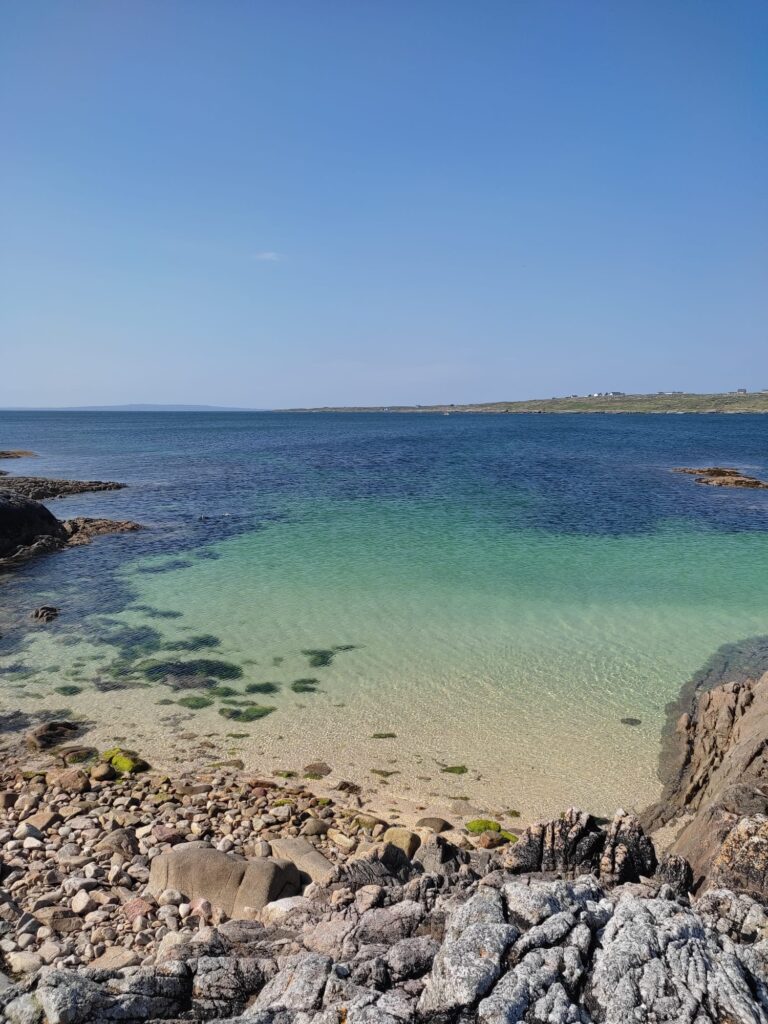 La Coral Strand (o Trá an Dóilín in irlandese) è una spettacolare spiaggia situata nel Connemara, nella Contea di Galway, famosa per essere composta non da sabbia comune, ma da resti di alghe coralline bianche e rosate