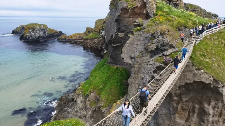Il Carrick-a-Rede è un ponte di corda sospeso a 25 metri sopra il mare, si trova in Irlanda del nord