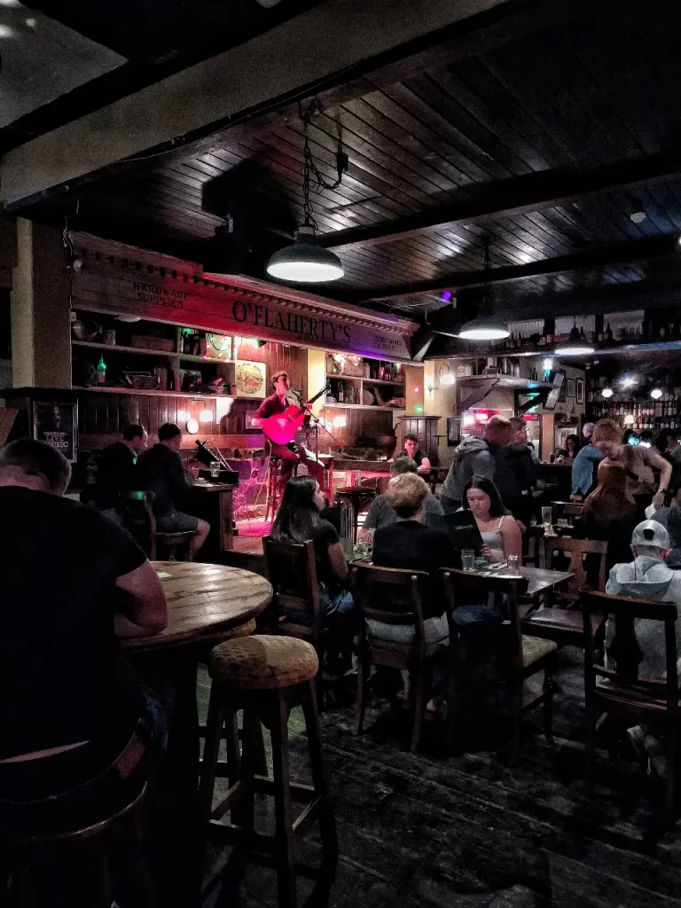 Persone al Pub in Irlanda durante il freddo inverno irlandese