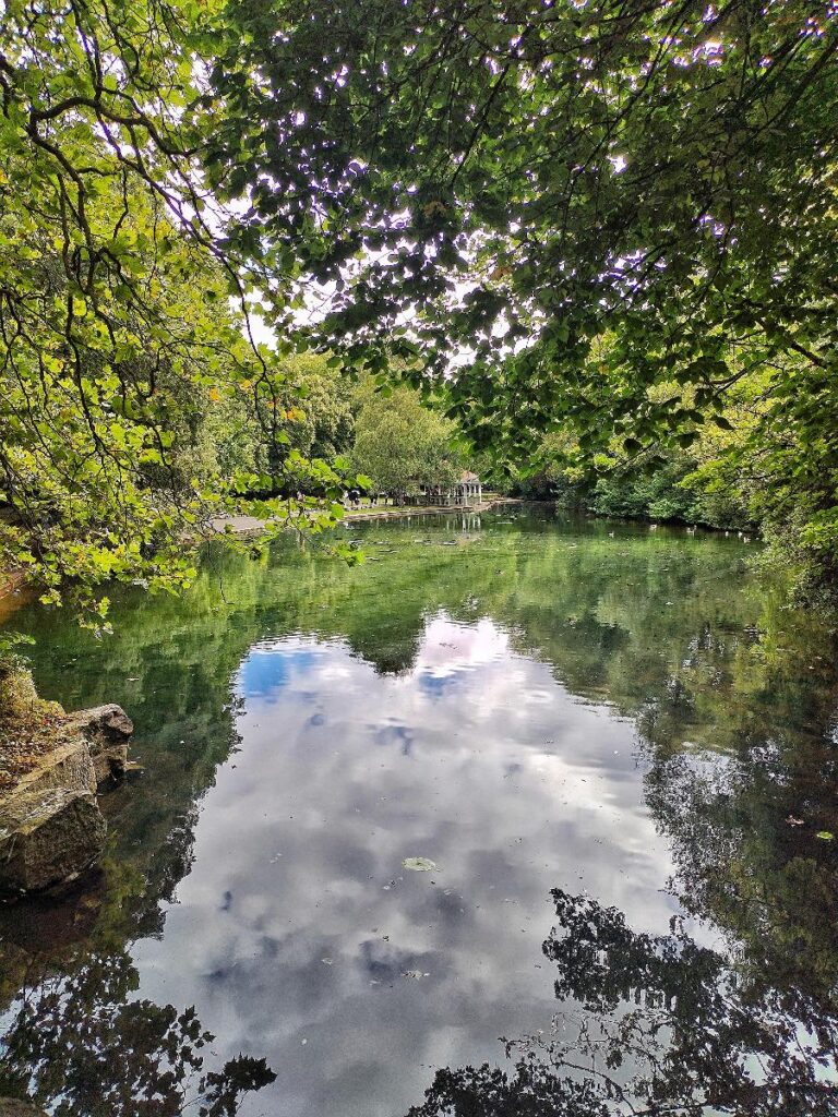 St Stephen's Green è uno storico parco pubblico vittoriano di circa 9 ettari situato nel cuore di Dublino, in Irlanda, noto anche semplicemente come "The Green". È una nota area verde per passeggiate, picnic e relax, caratterizzata da un lago ornamentale, giardini rocciosi, aiuole colorate e numerosi monumenti storici