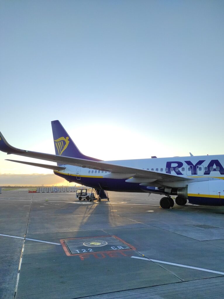 L'Aeroporto di Dublino (DUB) è il principale scalo internazionale dell'Irlanda, situato a circa 10 km a nord della città. È uno dei più trafficati in Europa, con oltre 34 milioni di passeggeri nel 2024, e serve da hub principale per voli nazionali, europei e transatlantici verso il Nord America