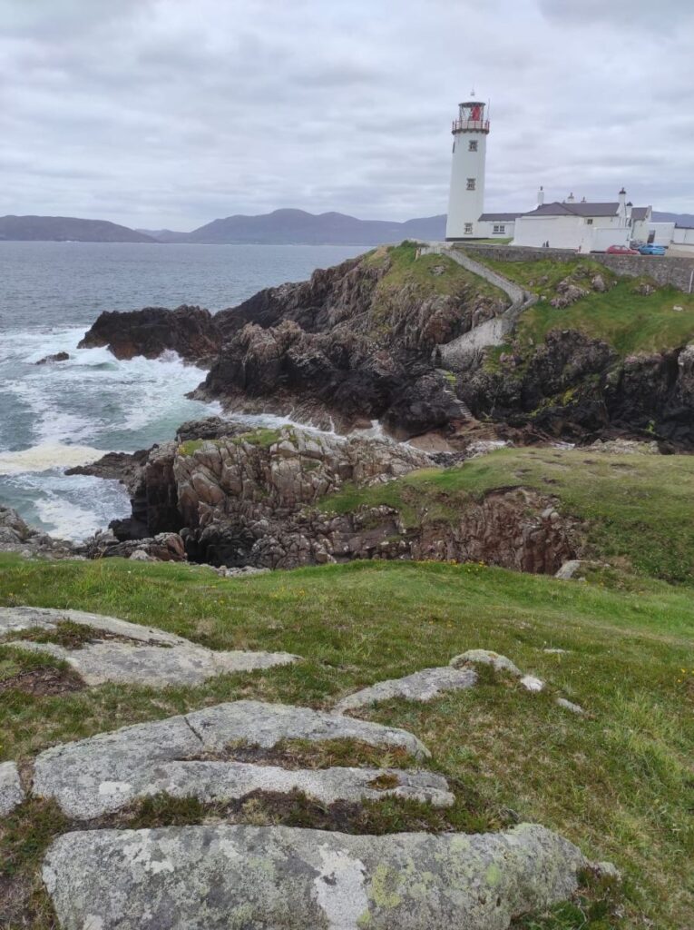 Il faro di Fanad Head, uno dei fari più belli del mondo, si trova all'interno della Gaeltacht del Donegal nella selvaggia penisola di Fanad, spazzata dal vento