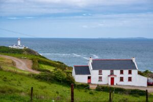 Il Fanad Lighthouse (Faro di Fanad Head) è uno dei fari più iconici e suggestivi al mondo. Si trova nella Contea di Donegal, lungo la frastagliata costa nord-occidentale dell'Irlanda, ed è una delle tappe principali del famoso itinerario costiero Wild Atlantic Way.
