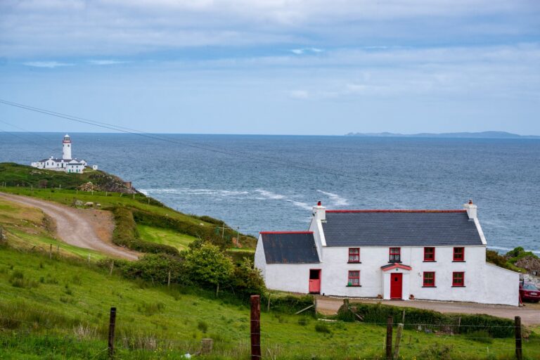 Il Fanad Lighthouse (Faro di Fanad Head) è uno dei fari più iconici e suggestivi al mondo. Si trova nella Contea di Donegal, lungo la frastagliata costa nord-occidentale dell'Irlanda, ed è una delle tappe principali del famoso itinerario costiero Wild Atlantic Way.