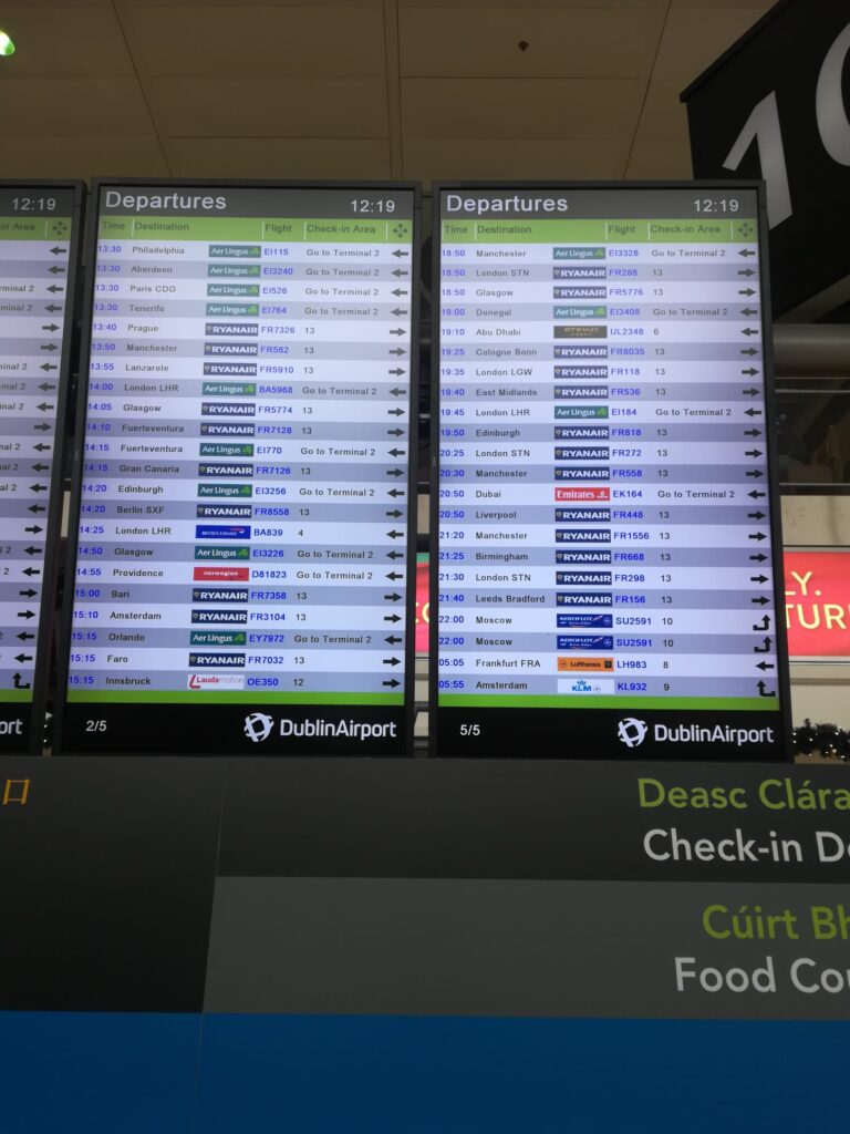 L'Aeroporto di Dublino (DUB) è il principale scalo internazionale dell'Irlanda, situato a circa 10 km a nord della città. È uno dei più trafficati in Europa, con oltre 34 milioni di passeggeri nel 2024, e serve da hub principale per voli nazionali, europei e transatlantici verso il Nord America