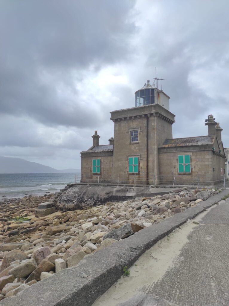 Il Blacksod Lighthouse è un caratteristico faro situato sulla punta meridionale della penisola di Mullet, nella contea di Mayo, in Irlanda