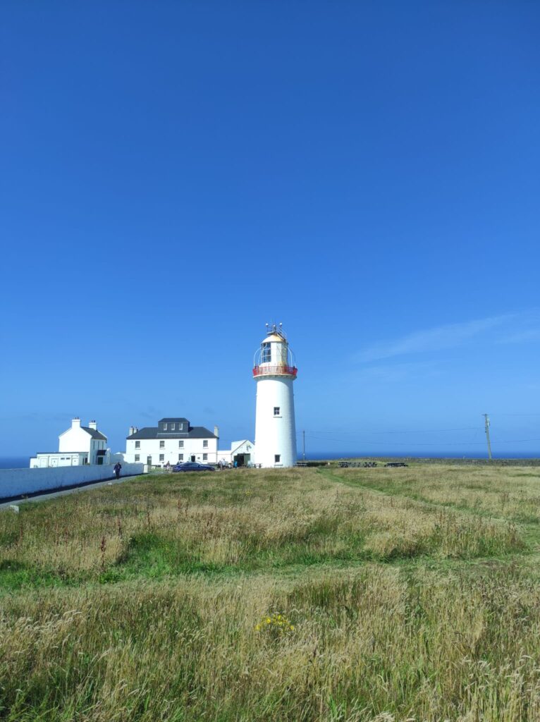 Il Loop Head Lighthouse è uno storico faro situato sulla spettacolare scogliera di Capo Loop (Loop Head), nella Contea di Clare (Irlanda),
