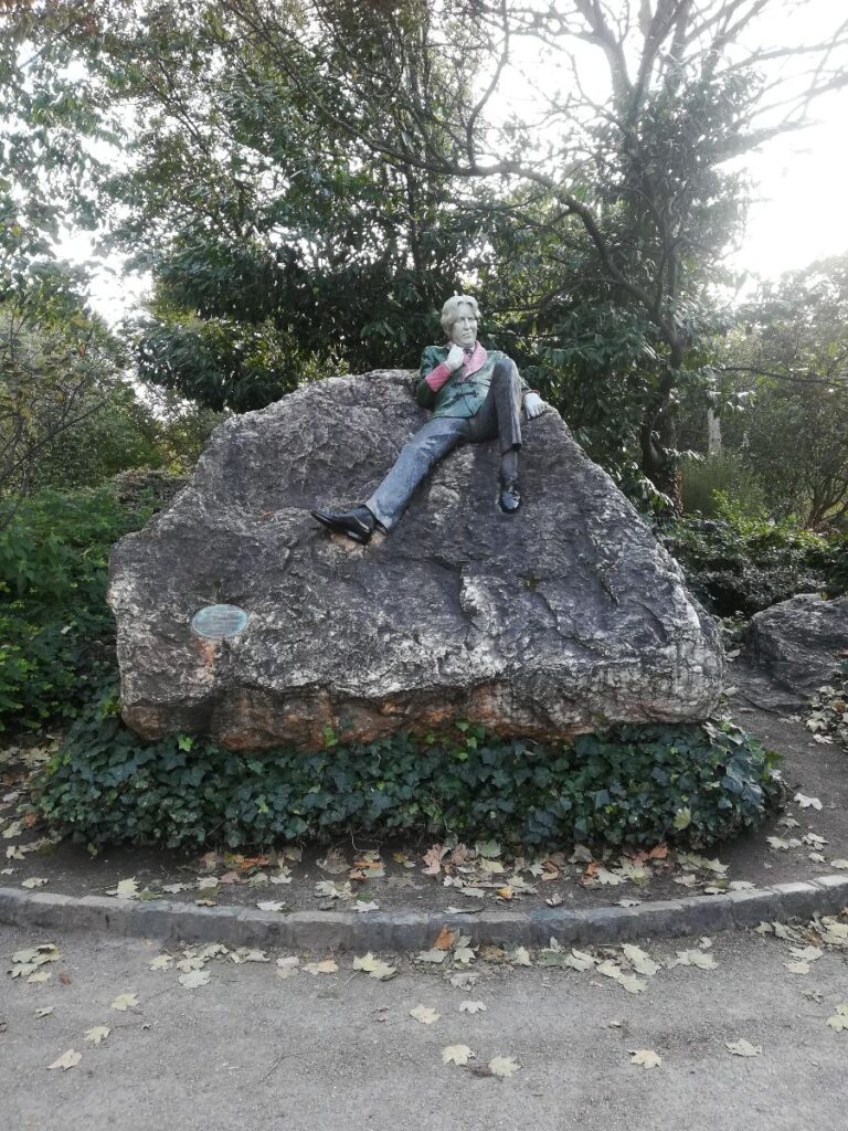 Merrion Square è una celebre e storica piazza georgiana situata nel centro di Dublino, caratterizzata da un grande parco pubblico centrale (noto anche come Archbishop Ryan Park) circondato da eleganti edifici in mattoni rossi con porte colorate. Ospita la famosa statua di Oscar Wilde