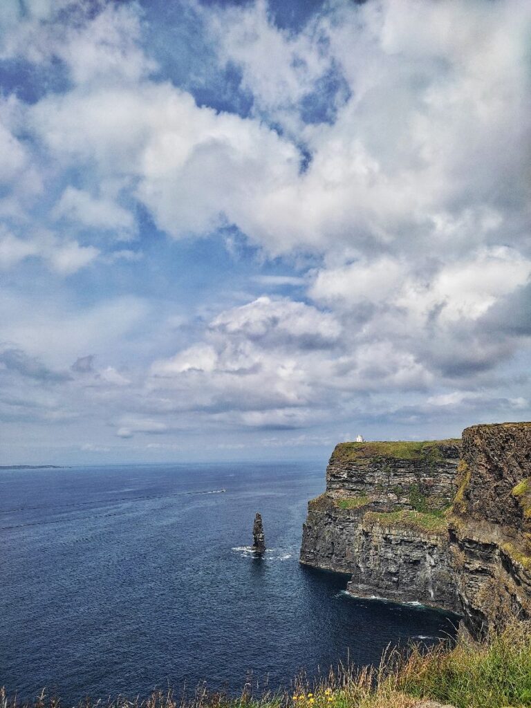 Le Cliffs of Moher sono imponenti scogliere a picco sull'Oceano Atlantico, situate nella Contea di Clare, Irlanda occidentale, vicino al villaggio di Doolin. Con un'estensione di circa 8 km e un'altezza massima di oltre 214 metri, offrono uno dei paesaggi naturali più iconici e visitati del Paese