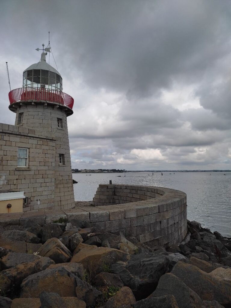 West Pier Lighthouse è uno storico faro situato all'estremità del molo occidentale (West Pier) nel porto di Dún Laoghaire, una cittadina costiera a sud di Dublino, in Irlanda