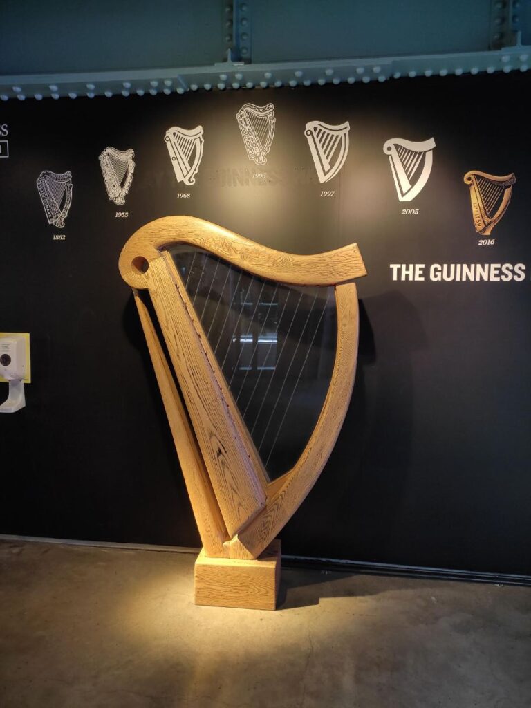 La Guinness Storehouse è la principale attrazione turistica di Dublino, un museo interattivo di sette piani situato nel cuore della storica fabbrica di St. James's Gate. Costruita nel 1904.