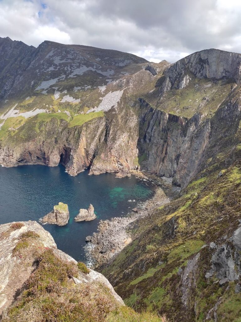 Le Slieve League (Sliabh Liag in irlandese) sono tra le scogliere marine più alte e spettacolari d'Europa, situate nella contea di Donegal, nel nord-ovest dell'Irlanda. Con una parete rocciosa che si innalza per oltre 600 metri a picco sull'Oceano Atlantico