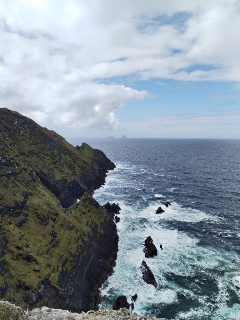 Le Kerry Cliffs sono spettacolari scogliere a picco sull'Atlantico situate nella contea di Kerry, in Irlanda, vicino al villaggio di Portmagee