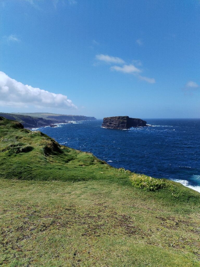 Le Kilkee Cliff sono situate nella contea di Clare, in Irlanda, che offre spettacolari viste panoramiche su scogliere frastagliate alte oltre 80 metri.