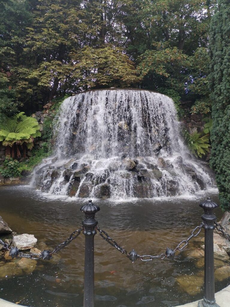 Gli Iveagh Gardens sono un gioiello nascosto e un parco pubblico vittoriano situato nel centro di Dublino, vicino a Harcourt Street e St. Stephen's Green. Conosciuti come uno dei segreti meglio custoditi della città,