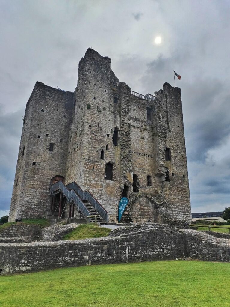 Il Trim Castle è il più grande e imponente castello anglo-normanno d'Irlanda. Situato nella cittadina di Trim, nella contea di Meath, si erge lungo le rive del fiume Boyne.