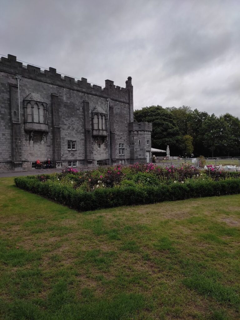 Il Kilkenny Castle (Castello di Kilkenny) è un imponente maniero situato nella cittadina omonima, nel cuore dell'Irlanda