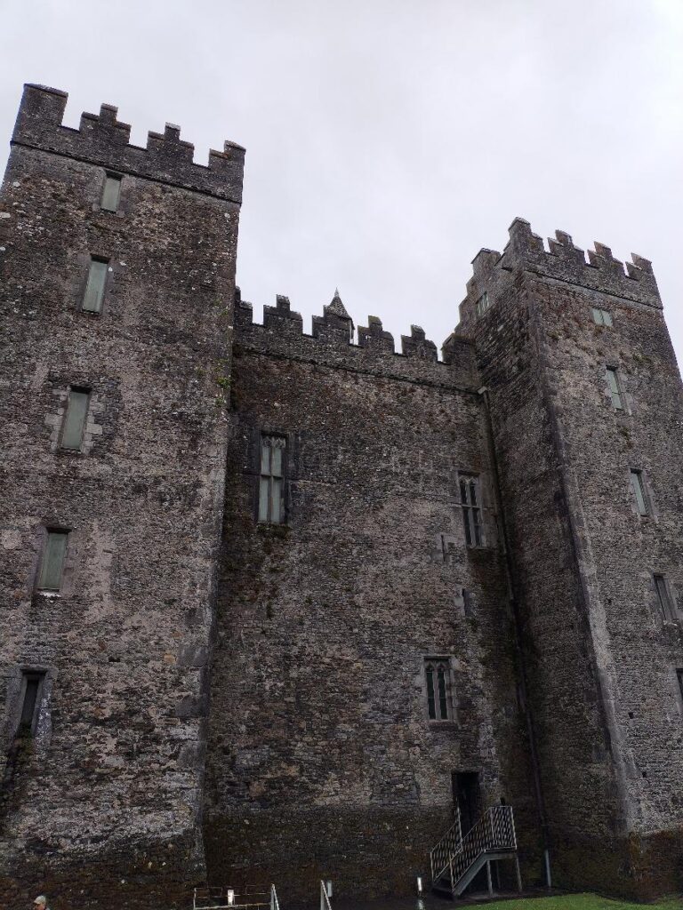 Il Bunratty Castle è una delle fortezze medievali meglio conservate e più autentiche di tutta l'Irlanda. Si trova nella contea di Clare (nell'ovest del Paese, vicino a Limerick e all'aeroporto di Shannon) ed è famoso per essere un vero e proprio "villaggio museo" che catapulta i visitatori indietro nel tempo